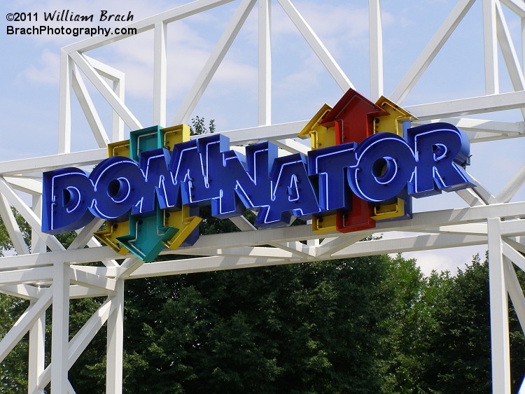 Nice neon light entrance sign for Dominator.  The green side indicates the drop tower side while the red side indicates the space shot side of the ride.