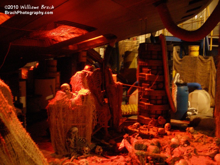 Theming seen inside Flight of Fear's queue for Alien Outpost.