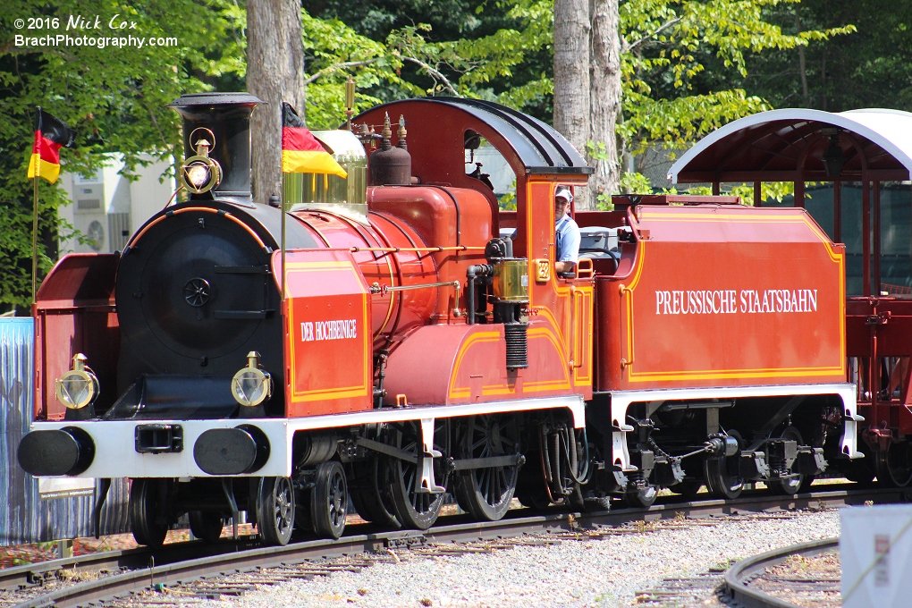 The red engine coming into Caribou the train station.