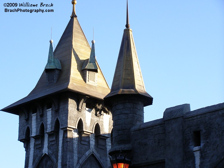 Busch Gardens put lots of effort into the design of the ride's building.  Here's a good view of the top of the building.