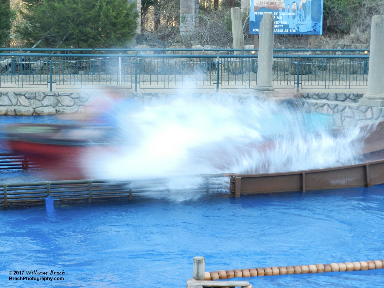 Escape from Pompeii boat splashing down into the water pool.