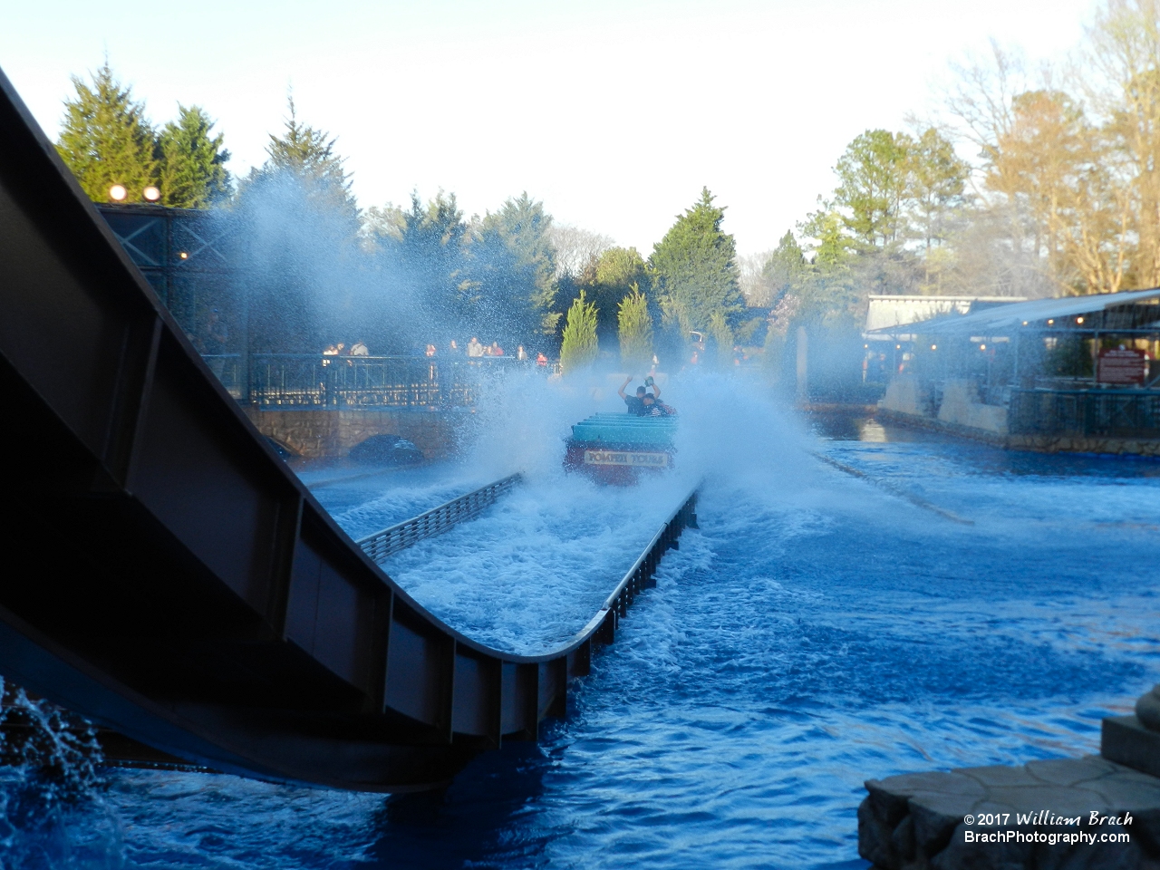 Watching a tour boat splashdown in the splash pool.