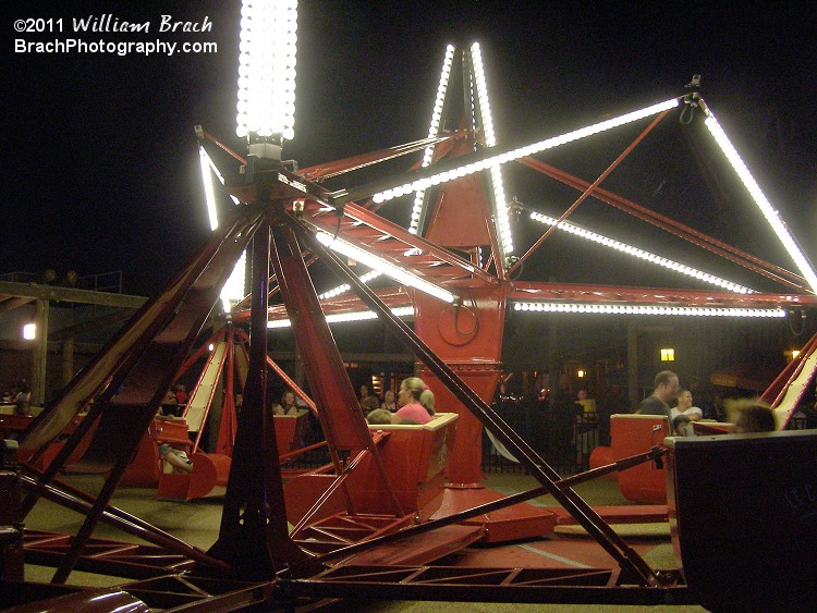 Le Catapult is a very well lit ride at night with all those white LED lights.