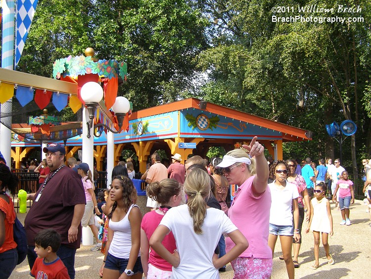 Busch Gardens kept the structure that was once used for Das Katapult (now Le Catapult in New France) for Mach Tower.