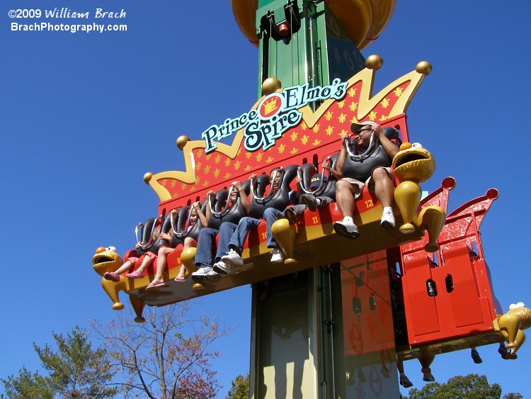 Frog Hopper kiddie drop tower ride themed to Elmo.