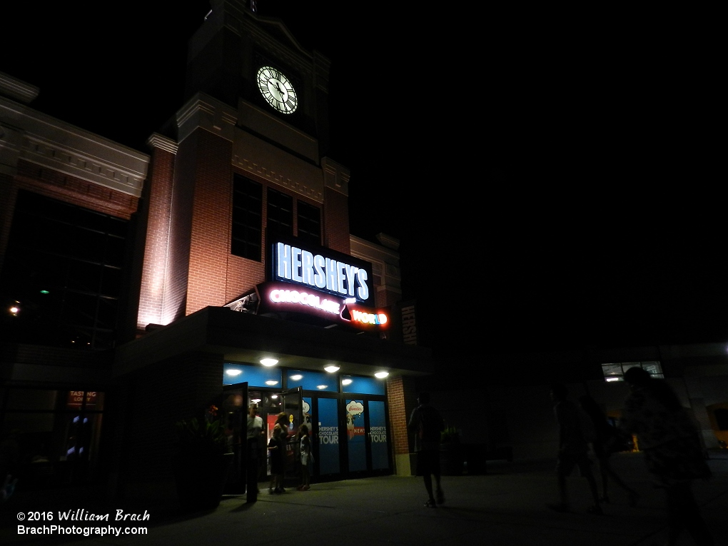 The front of Hershey's Chocolate World at night.