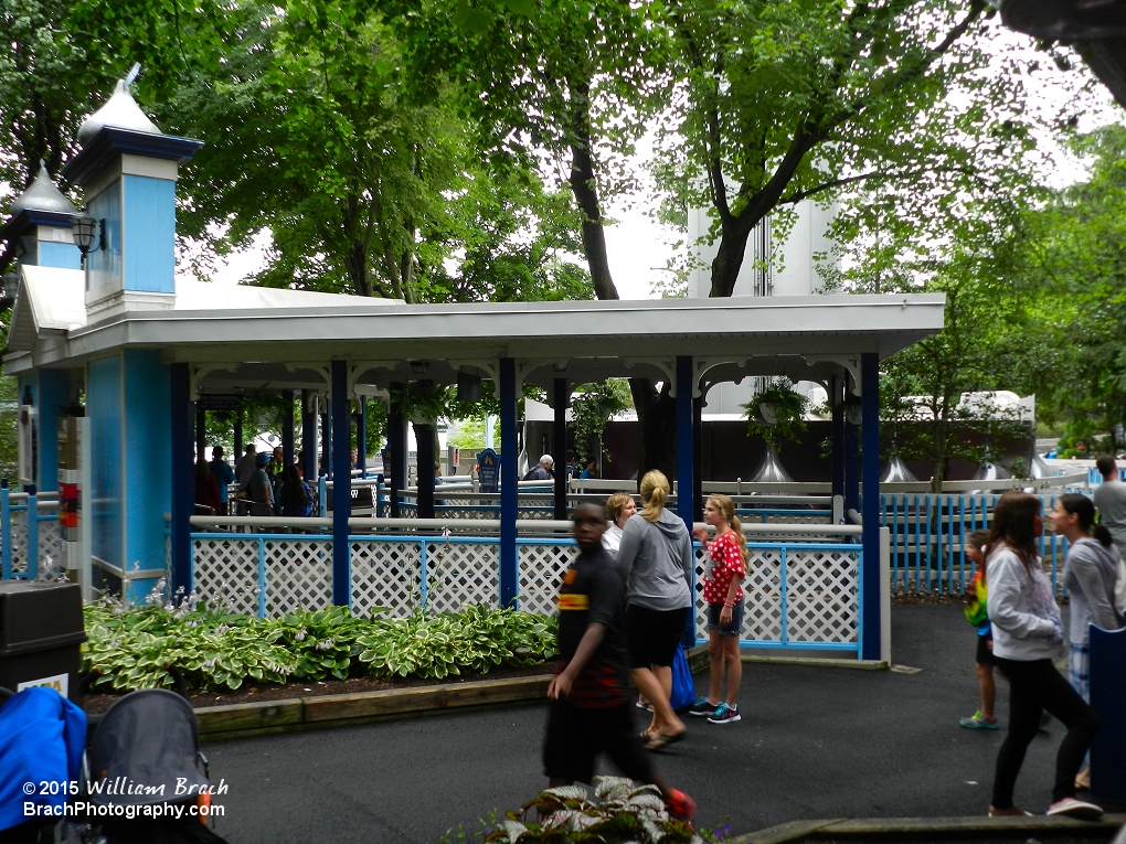 Kissing Tower in the station and an overview look at the queue lines and all.