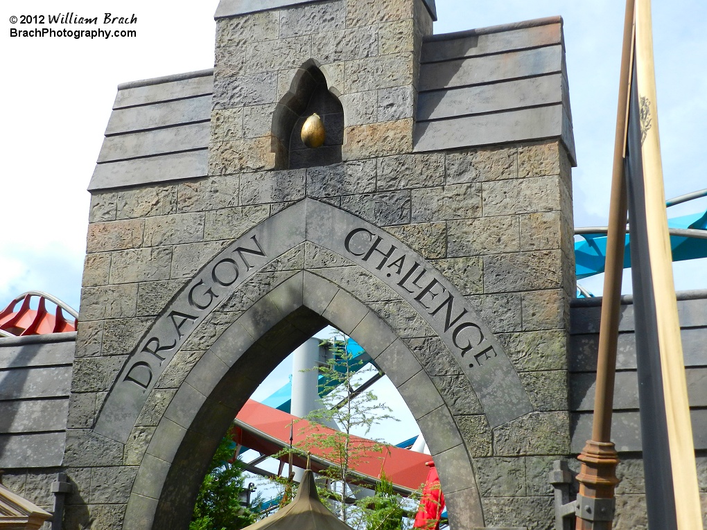 Entrance sign to Dragon Challenge.