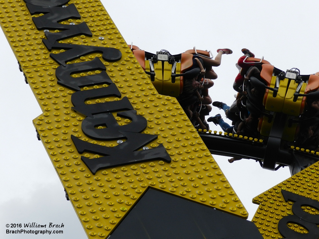 Those are lights all over the hellow arrow.  I have yet to see them it up.  I would love to get a night photo of this ride running.