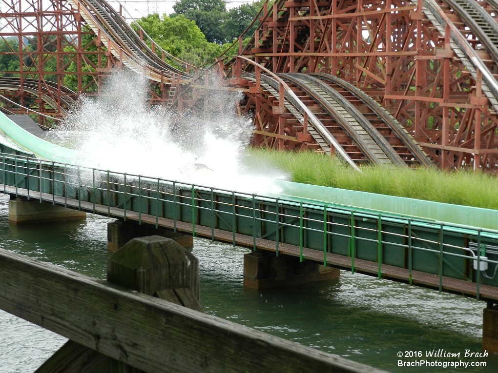 Log Jammer log hitting the splashdown.