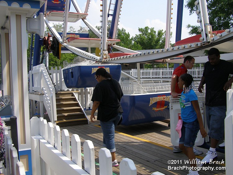 Riders exiting their gondola and the station.