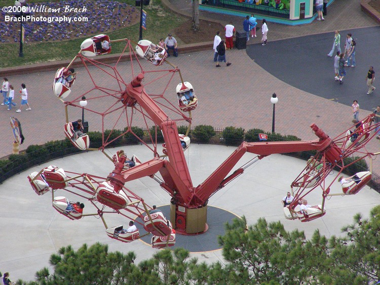 Tripple Spin in motion from the Eiffel Tower.