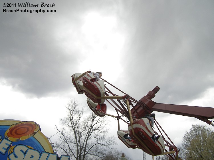 Tripple Spin spinning its riders.