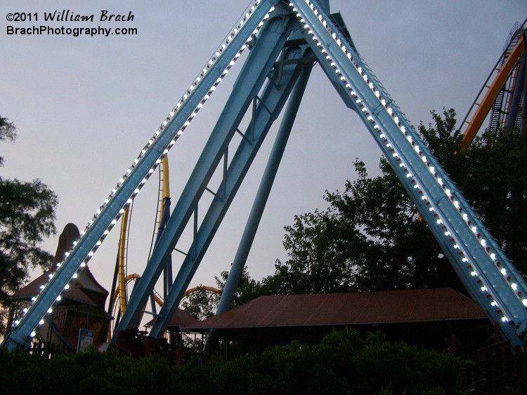 Overview of the ride at night.