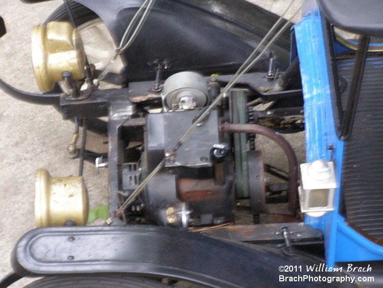 Close-up of this blue car's engine for you engine freaks out there....