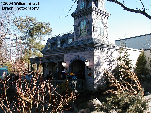 Scooby Doo & The Haunted Mansion!  Another installation of a quality dark ride from the Sally Corporation.  The ride was renamed to Boo Blasters on Boo Hill prior to the 2010 season.  I would have much rather see the ride get rethemed to something of "Linus and the Great Pumpkin Hunt" or something like that.