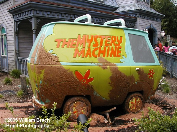 Outside the ride, taken from the exit path, you see a life sized replica of The Mystery Machine stuck in the mud.