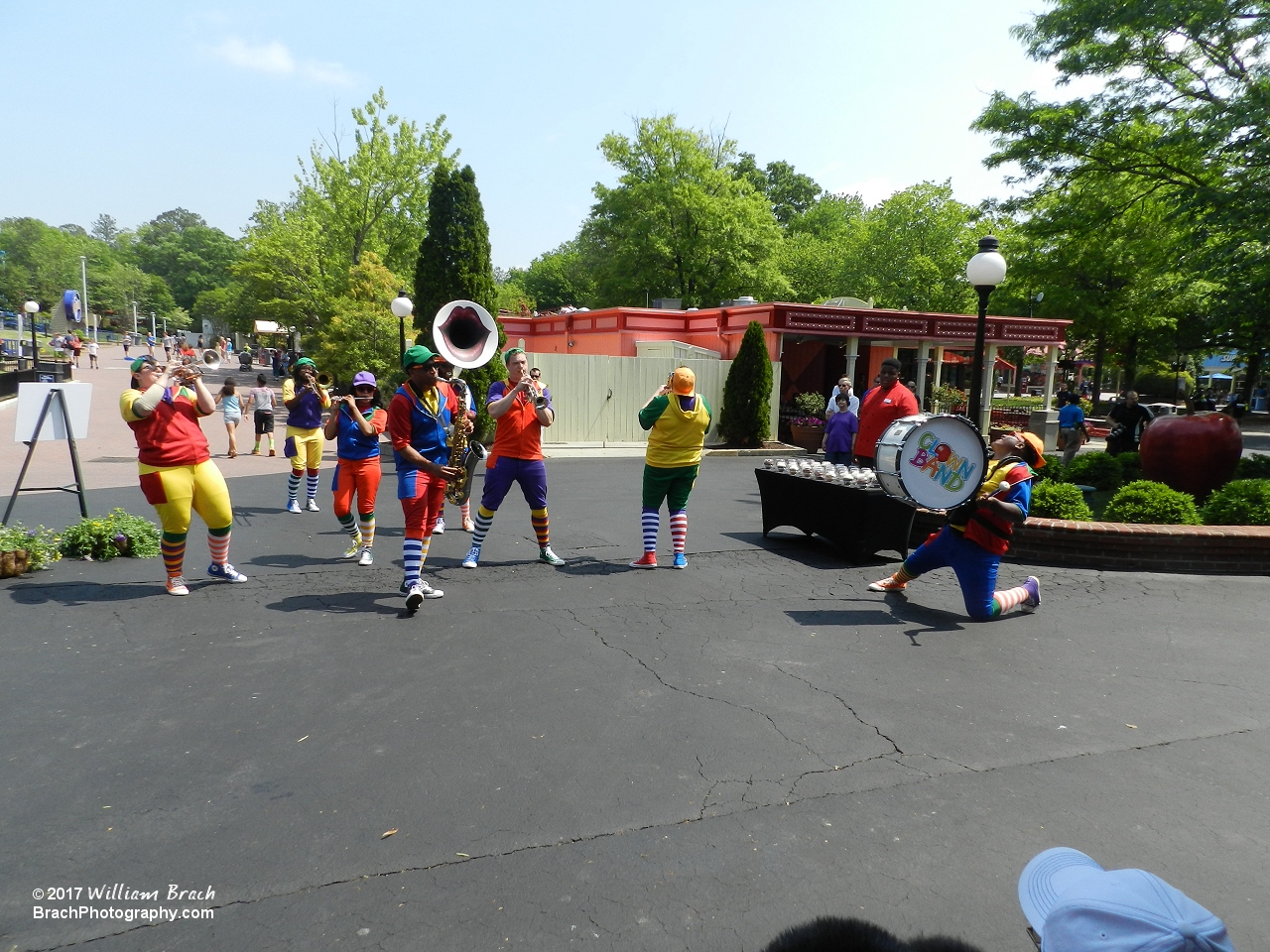 Kings Dominion's wandering Clown Band.