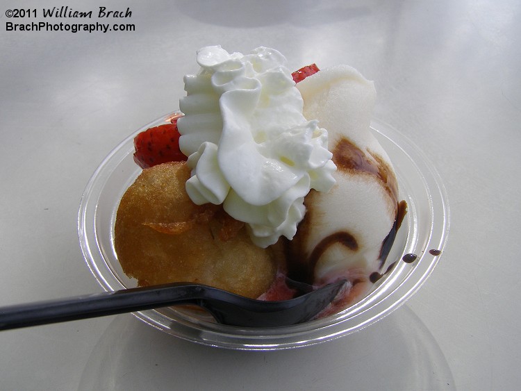 Coaster Crew's 2011 Behind the Screams Haunt event at Kings Dominion featured a free sampling of Kings Dominion's Deep Fried Banana Split.  This is a hefty size for a sample!