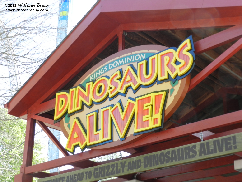 More of the Dinosaurs Alive entrance sign with Windseeker in the background.