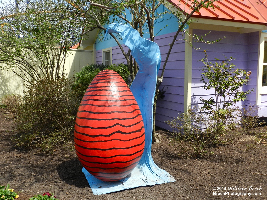 Once again in 2014, Kings Dominion scattered the Peanuts Eggs throughout the park.  Here we see the Linus egg with the blue blanket.