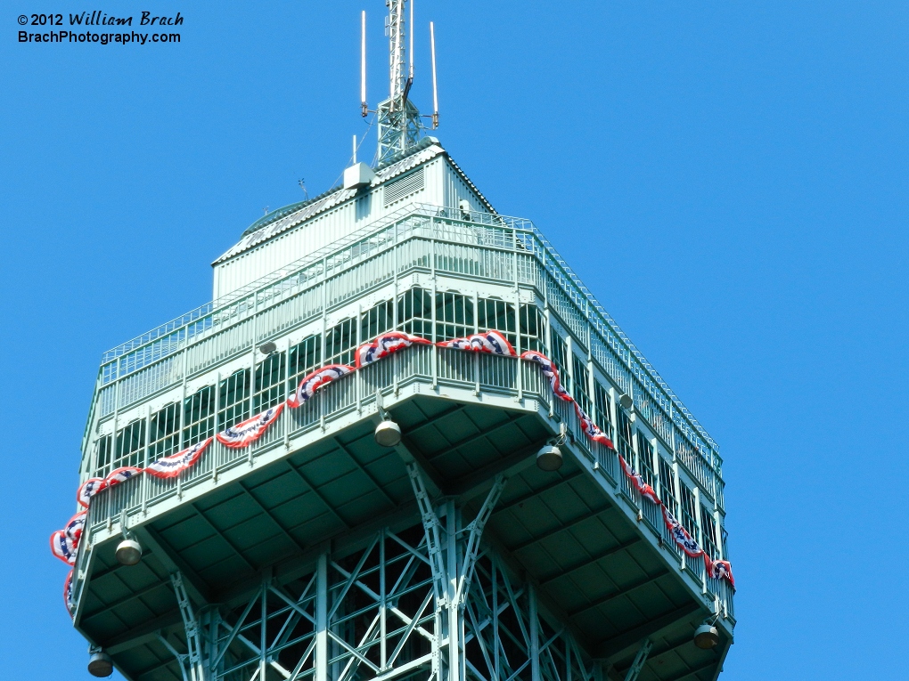 It's Memorial Day weekend at the park the Eiffel Tower is showing its USA colors with these nice buntings.