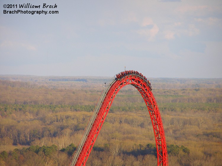 An Intimidator 305 train cresting the lift hill.