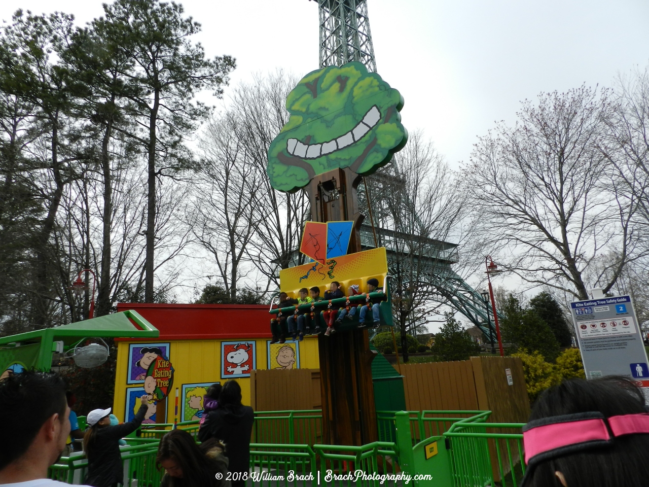 New for 2017 as part of a three-ride expansion for Planet Snoopy was the Kite Eating Tree - a kiddie version of the drop tower.