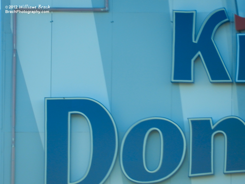 A detailed look at the Kings Dominion sign.