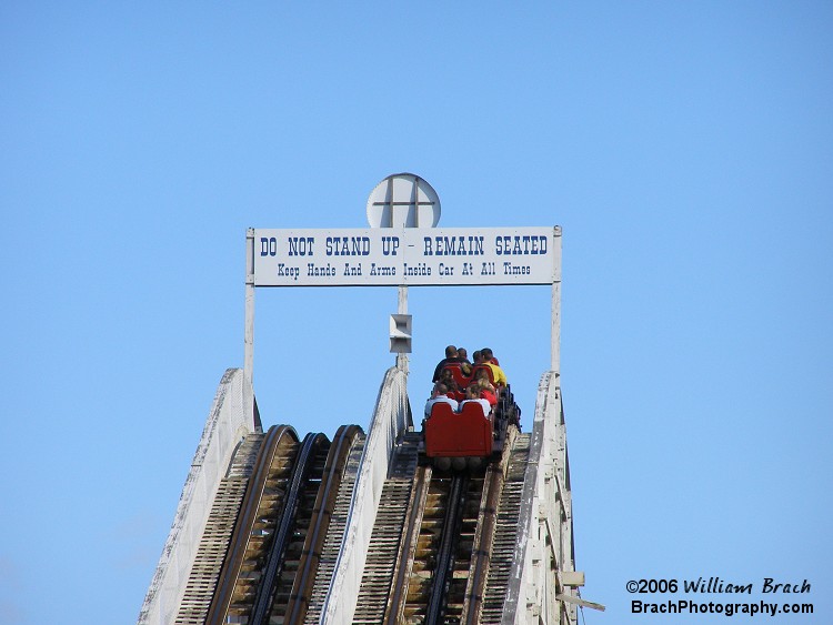 This sign was removed for the 2008 season once Cedar Fair bought the Paramount chain.