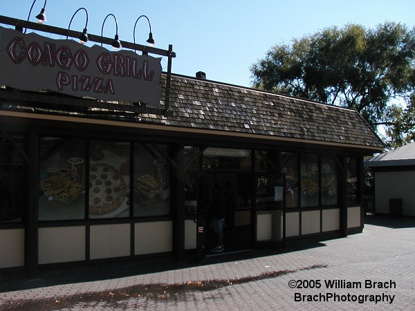 NEW for 2005 - the Congo Grill pizza shop now has enclosed the grill to keep the bees and bugs out.