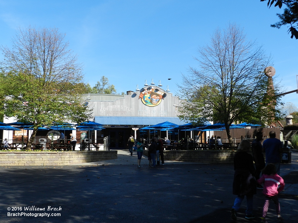 Seafood served here.  Fish n' Chips, Fried Shrimp are among the headlining items you can get here.  In the Paramount era, this place was Bubba Hank's.