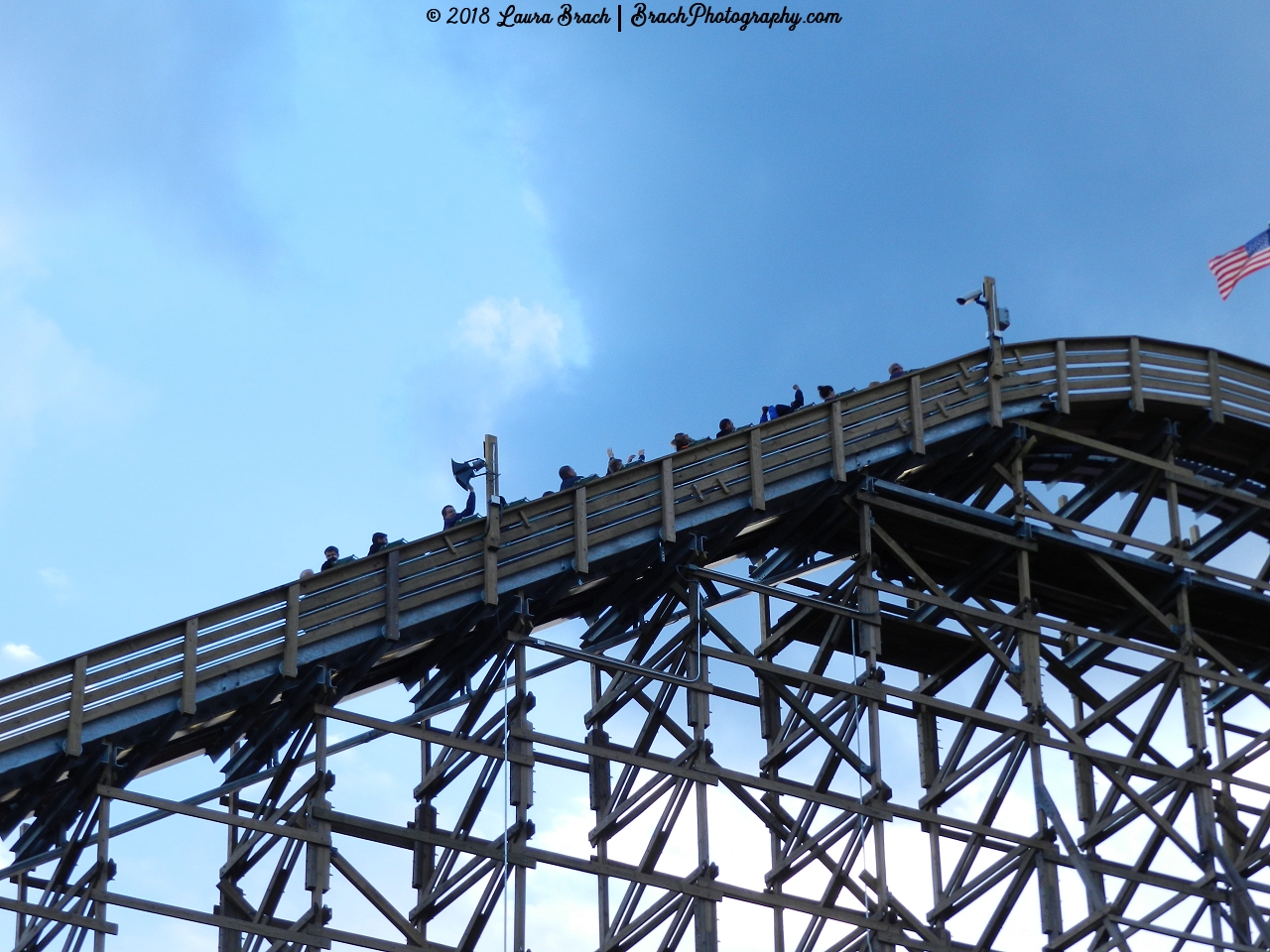 Twisted Timbers train going up the lift hill.