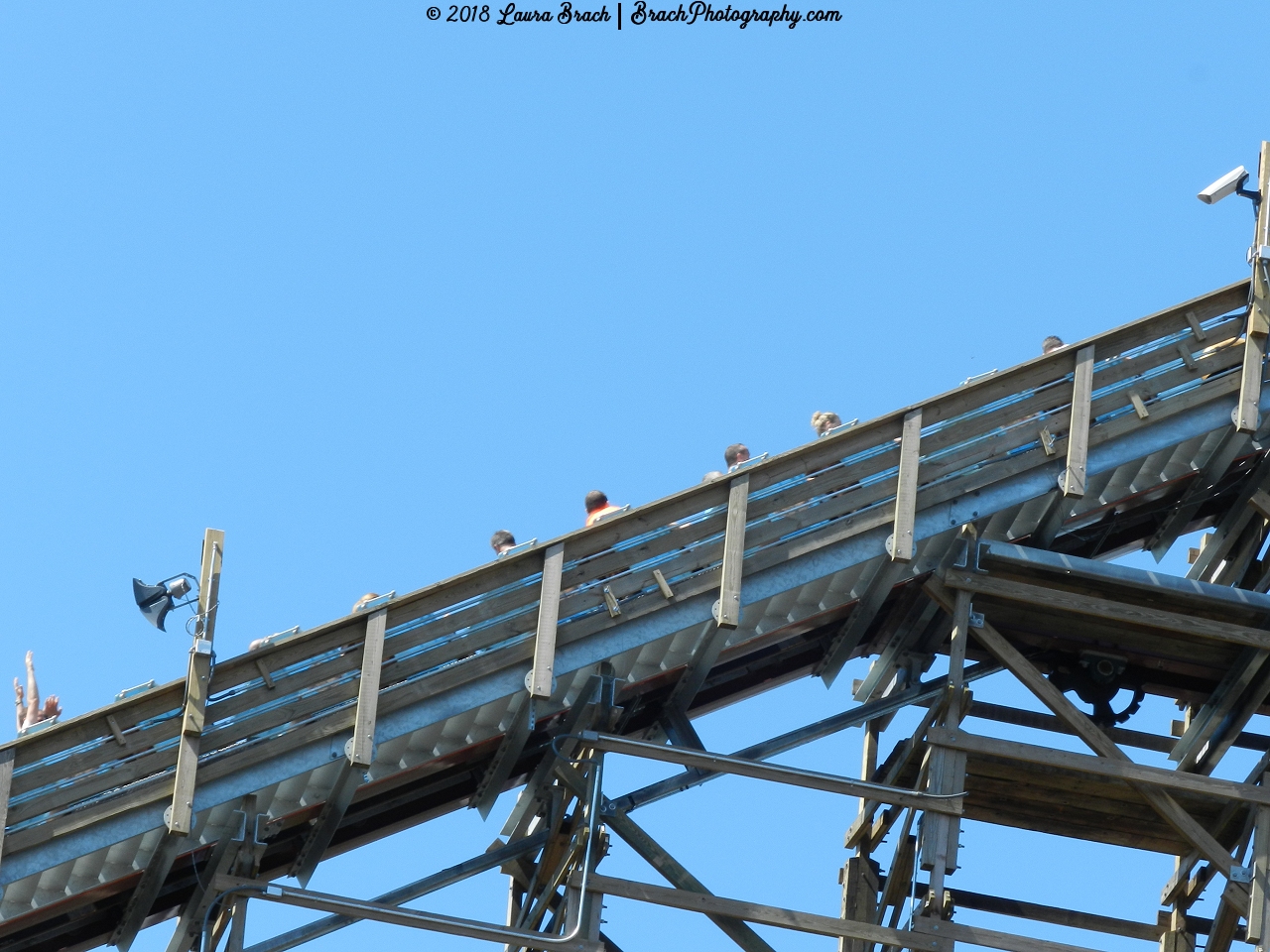 Twisted Timbers blue train going up the lift hill.