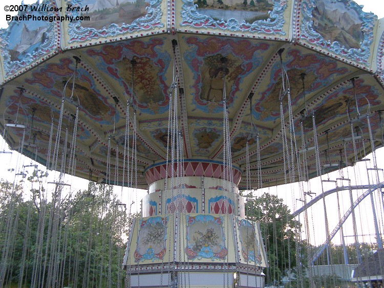 Wave Swinger in the resting position waiting for people to exit and board the ride.