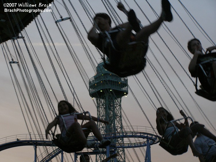 Wave Swinger swinging the riders.