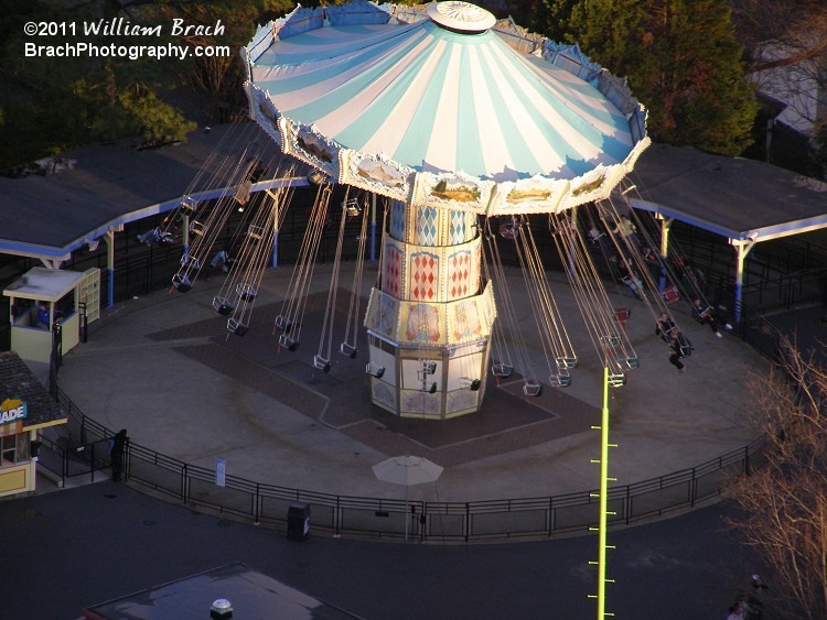 Wave Swinger in motion.  Seen from the Eiffel Tower.