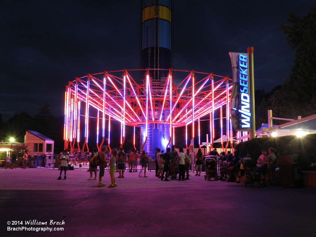 Looking at the WindSeeker area at nihgt.  Very well lit ride.