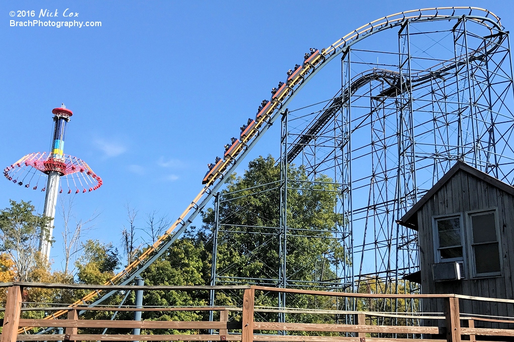 Vortex dropping towards the ground as WindSeeker is rising towards the sky.