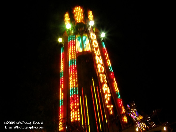 Downdraft's tower.  Downdraft is an air compressed irde that swings the gondola cars out into the air while spinning counter clockwise.