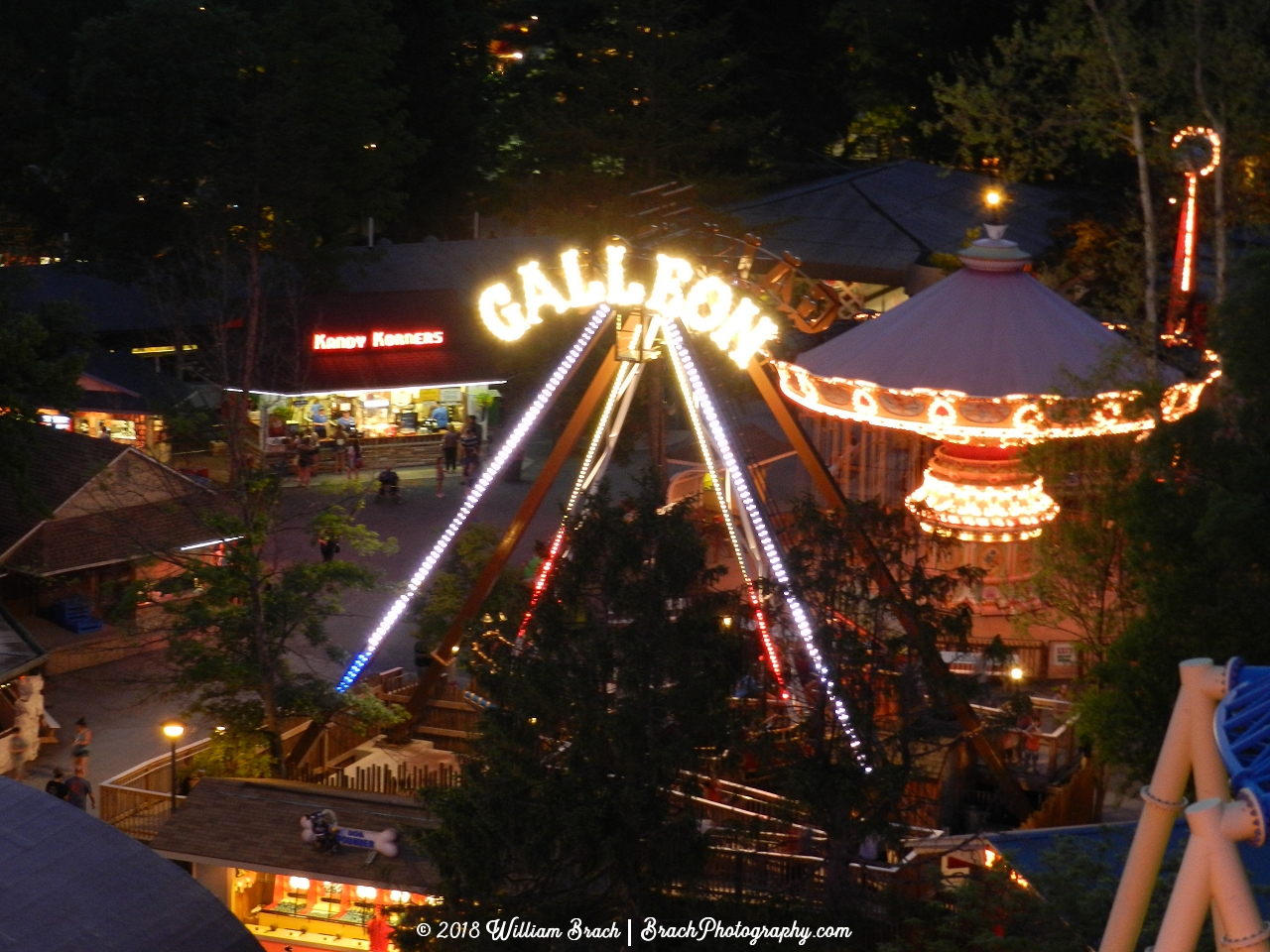 Night views of Galleon from the Giant Wheel.