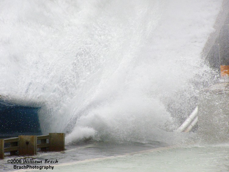 Skloosh blue boat splashing down.