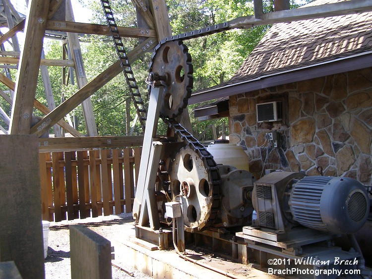 Gears and chain that pull the boats up to the top of the lift hill.