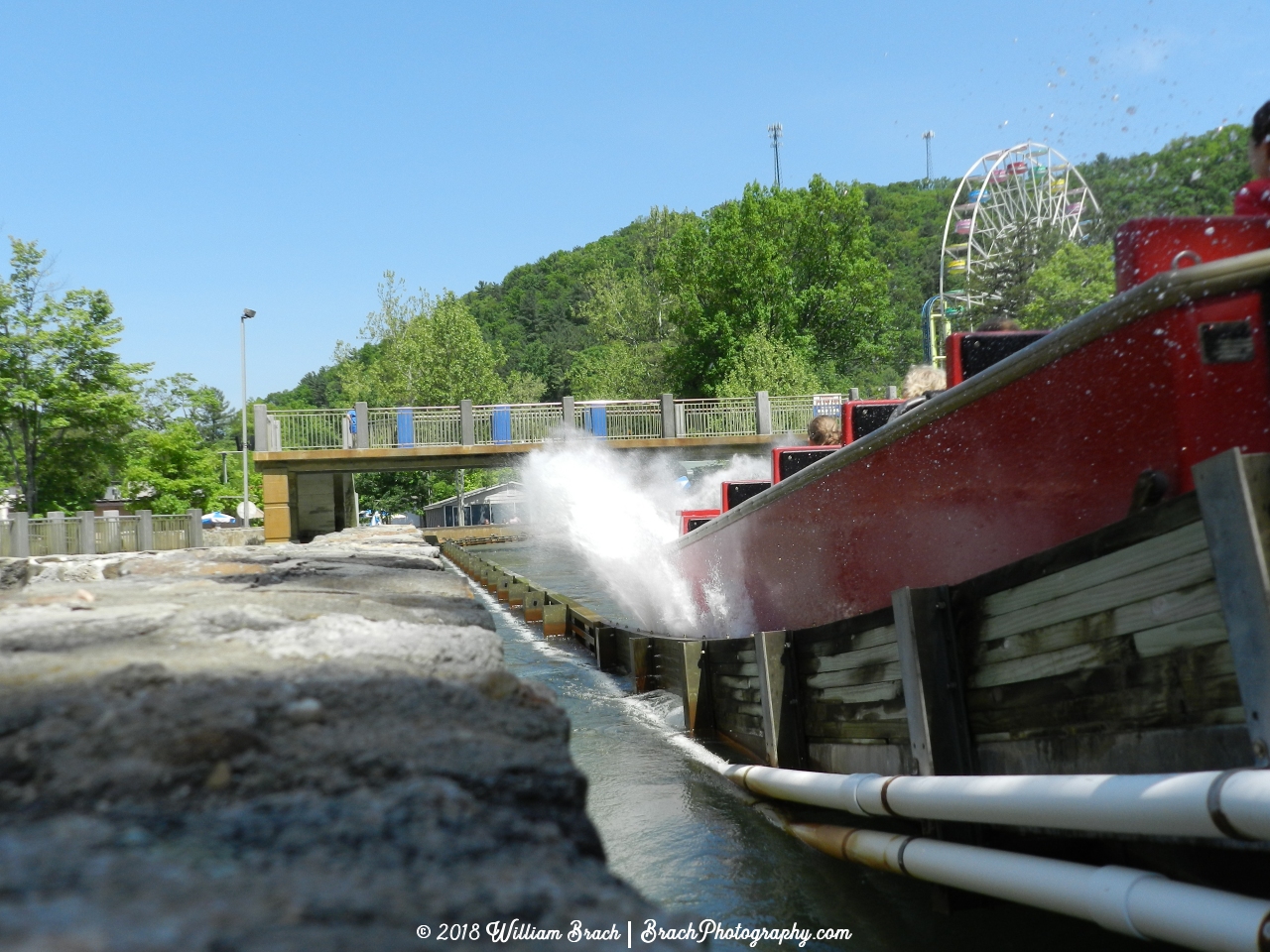 Red Skloosh boat splashing into the water pool.