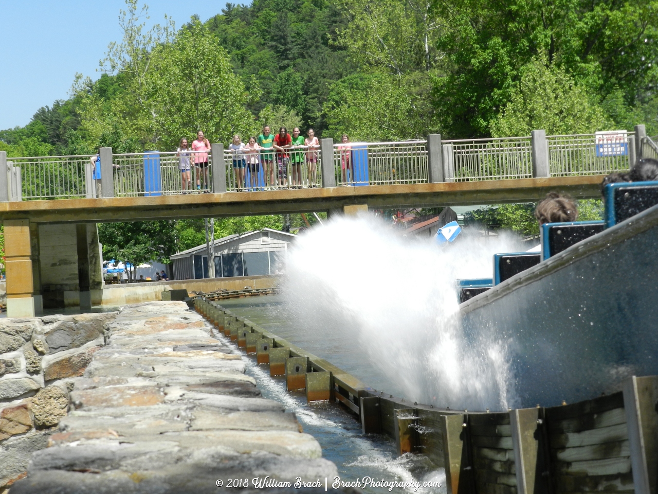 Skloosh blue boat splashing down!