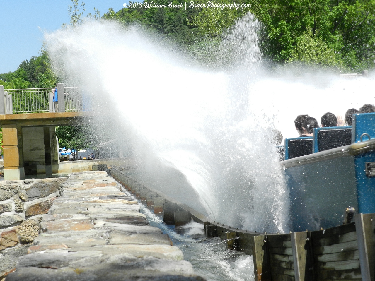 Skloosh blue boat splashing down!