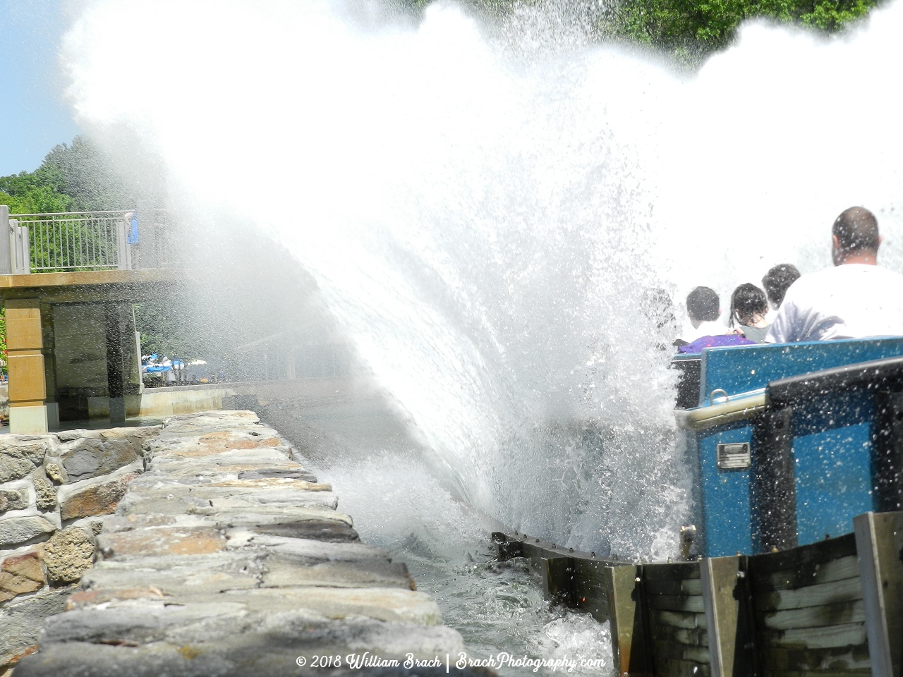 Skloosh blue boat throwing a huge wall of water up in the air to land somewhere!