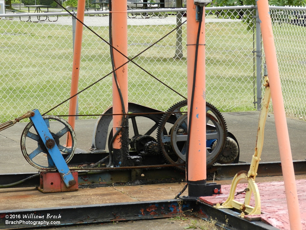 Closer look at the drive mechanism on the kiddie Eli Wheel.