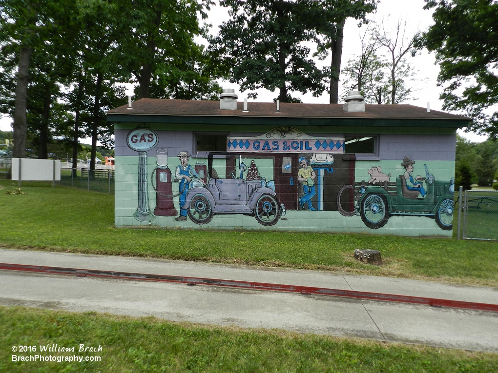 Wonderful artwork on the side of this building which adds a nice touch of character to Lakemont Park.