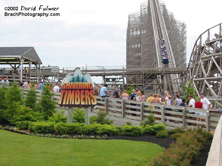 The queue line of Shivering Timbers and the lift hill.